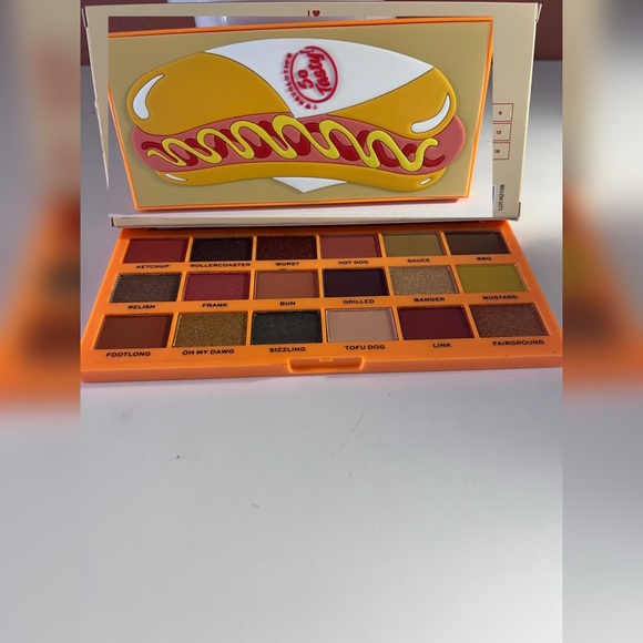 I Heart Revolution Hot Dog Palette - Picture 1 of 1